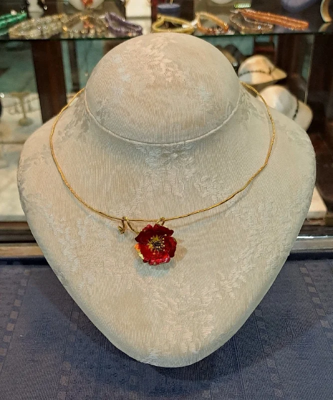 Ladies slender strand necklaces -Necklace in 18k gold and a flower pendant with enamel